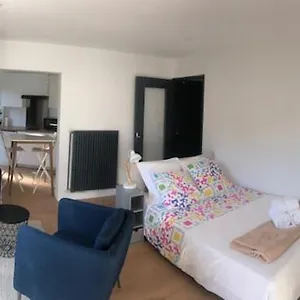 Rond Point Studio Cosy Et Avec Balcon , Saint-Etienne (Loire) France